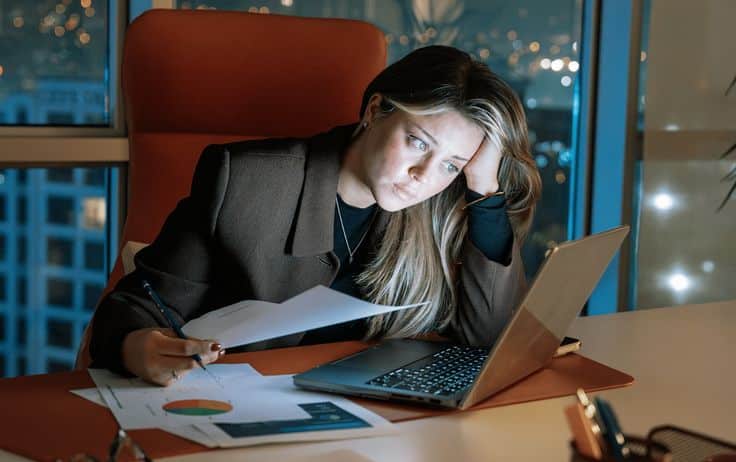 Persona trabajando relajada con escritorio organizado "manejar el estrés en el trabajo con hábitos saludables" Adulto respirando y relajándose "estrategias para manejar el estrés en el trabajo" Psicólogo conversando con trabajador "psicoterapia para manejar el estrés laboral" Persona tomando un descanso en la oficina "pausas activas para manejar el estrés en el trabajo"