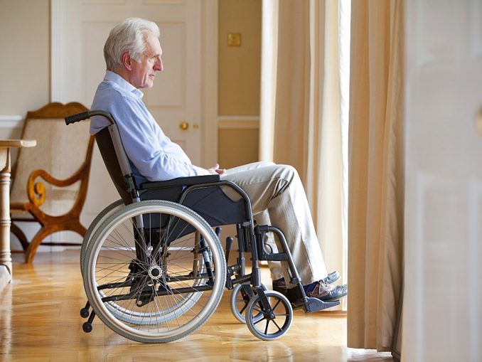 Adulto mayor sonriendo con apoyo familiar "trastornos psiquiátricos en ancianos apoyo familiar" Psicólogo en sesión con adulto mayor "tratamiento de trastornos psiquiátricos en ancianos" Adulto mayor realizando actividad cognitiva "estimulación cognitiva para trastornos psiquiátricos en ancianos" Grupo de adultos mayores interactuando "prevención de trastornos psiquiátricos en ancianos mediante socialización"