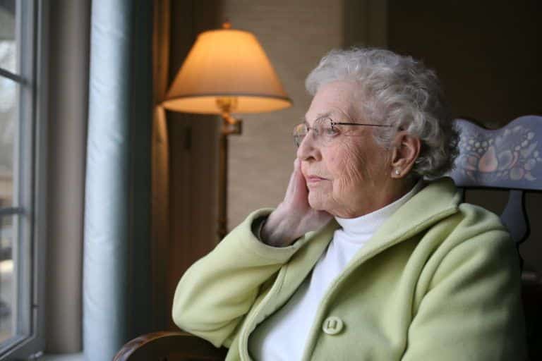 Opciones terapéuticas para tratar la depresión en personas mayores. ALT imagen 2: Medicamentos utilizados en el tratamiento de la depresión en ancianos. ALT imagen 3: Señales de depresión en adultos mayores y cómo reconocerlas. ALT imagen 4: Apoyo emocional y cuidados esenciales para ancianos con depresión. ALT imagen 5: Terapias psicológicas recomendadas para la depresión en personas mayores.