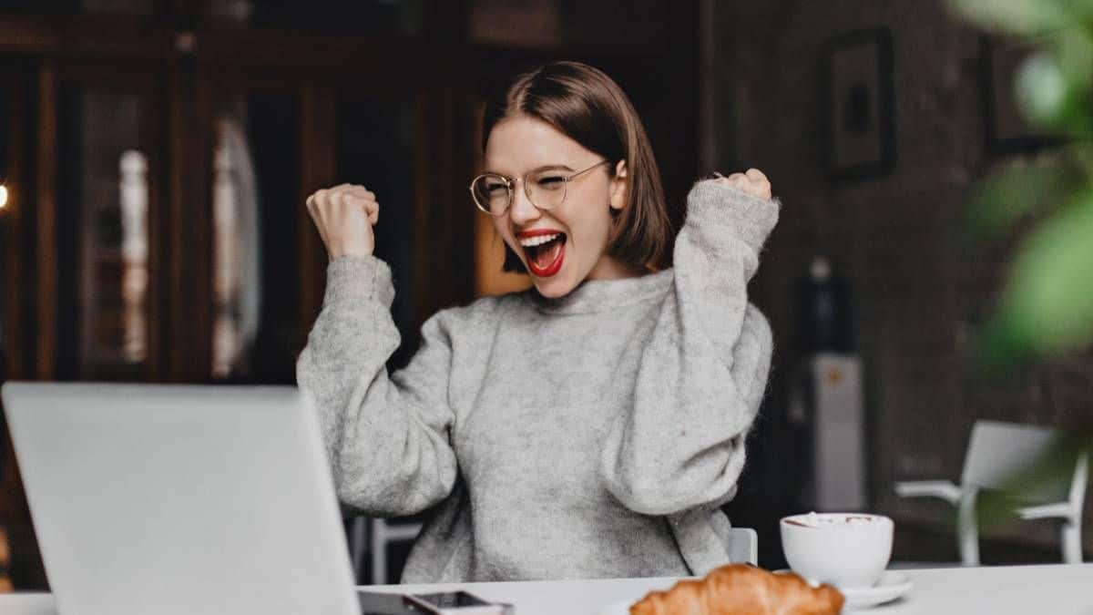 ALT imagen 1: El poder del optimismo: cómo la psicología positiva mejora la salud mental. ALT imagen 2: Practicar la gratitud como herramienta de psicología positiva para el bienestar emocional. ALT imagen 3: Mindfulness y psicología positiva: cómo la atención plena ayuda a reducir el estrés y la ansiedad. ALT imagen 4: La importancia de fortalecer las relaciones para mejorar la salud mental a través de la psicología positiva. ALT imagen 5: El impacto de la psicología positiva en la depresión y la ansiedad, con el apoyo de un psiquiatra en Valencia.