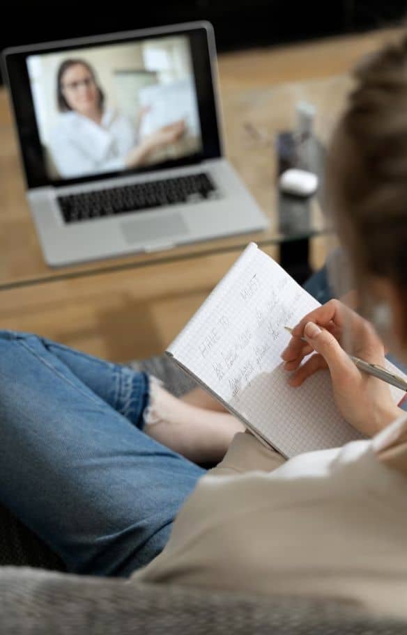 ALT imagen 1: La terapia online como una alternativa eficaz para tratar trastornos emocionales desde cualquier lugar. ALT imagen 2: Sesiones de psicoterapia online con un psiquiatra en Valencia para mejorar la salud mental. ALT imagen 3: La tecnología y la psicología: cómo las plataformas digitales ayudan a gestionar la salud mental. ALT imagen 4: La importancia de elegir un psiquiatra en Valencia capacitado para terapia online. ALT imagen 5: Efectividad de la terapia online en el tratamiento de la depresión y la ansiedad.