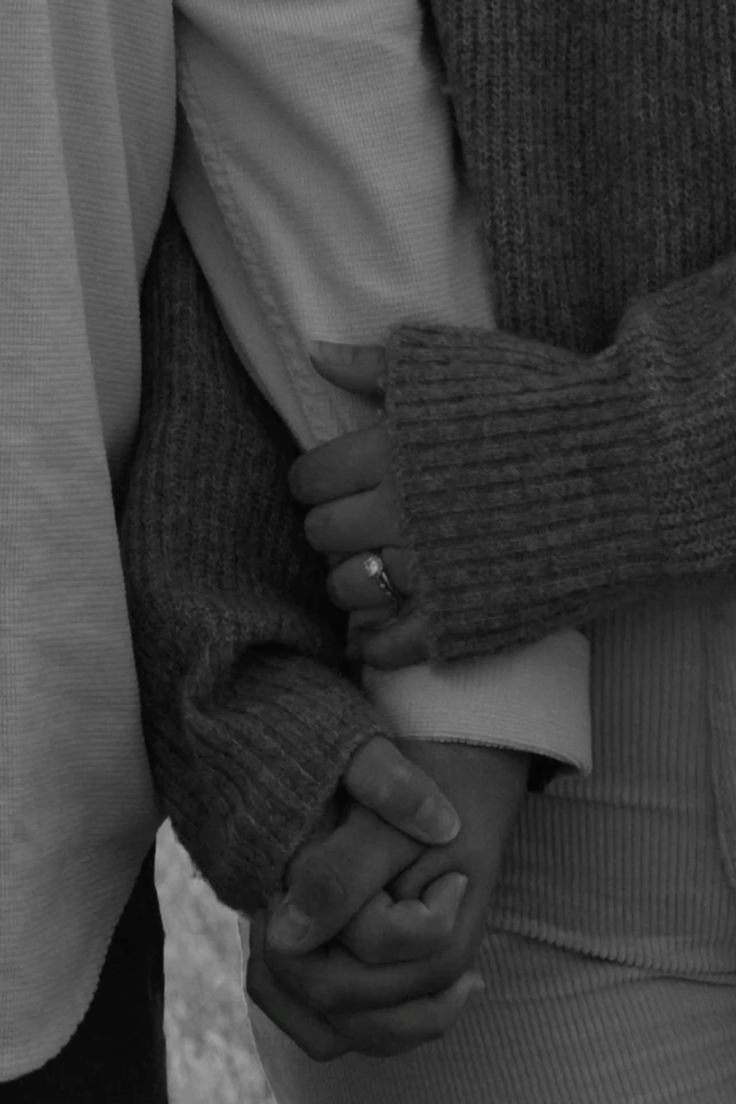 ALT imagen 1: Cómo la terapia de pareja puede mejorar la comunicación y resolver conflictos. ALT imagen 2: Psicoterapia para parejas: un enfoque integral con psiquiatra en Valencia. ALT imagen 3: Restaurando la intimidad y confianza en la pareja con psiquiatra en Valencia. ALT imagen 4: El rol de un psiquiatra en Valencia en la terapia de pareja y resolución de conflictos. ALT imagen 5: Técnicas de psicoterapia para mejorar la relación de pareja y fomentar la empatía.