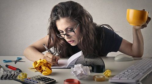 El TDAH en adultos puede afectar al trabajo, a las relaciones personales y a la vida diaria, pero también es un trastorno que puede tratarse con el apoyo adecuado. Comprender lo que está ocurriendo es el primer paso para mejorar la calidad de vida. Cuando una persona recibe un diagnóstico adecuado y el acompañamiento de profesionales, puede aprender a gestionar sus dificultades y aprovechar mejor sus capacidades. En nuestro equipo de psiquiatras en Valencia, trabajamos cada día para ayudar a las personas a entender sus síntomas y encontrar las herramientas necesarias para vivir con mayor equilibrio. Puedes pedir tu cita a través de Doctoralia, llamarnos al 635871832, escribirnos a contacto@clinicavoctornavalon.com o visitarnos en nuestra clínica: Paseo de la Alameda, 38. Valencia, España.