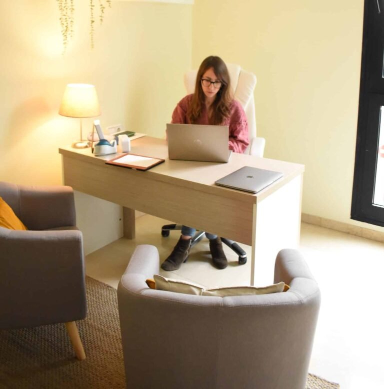 Profesional trabajando con un ordenador portátil en una consulta privada