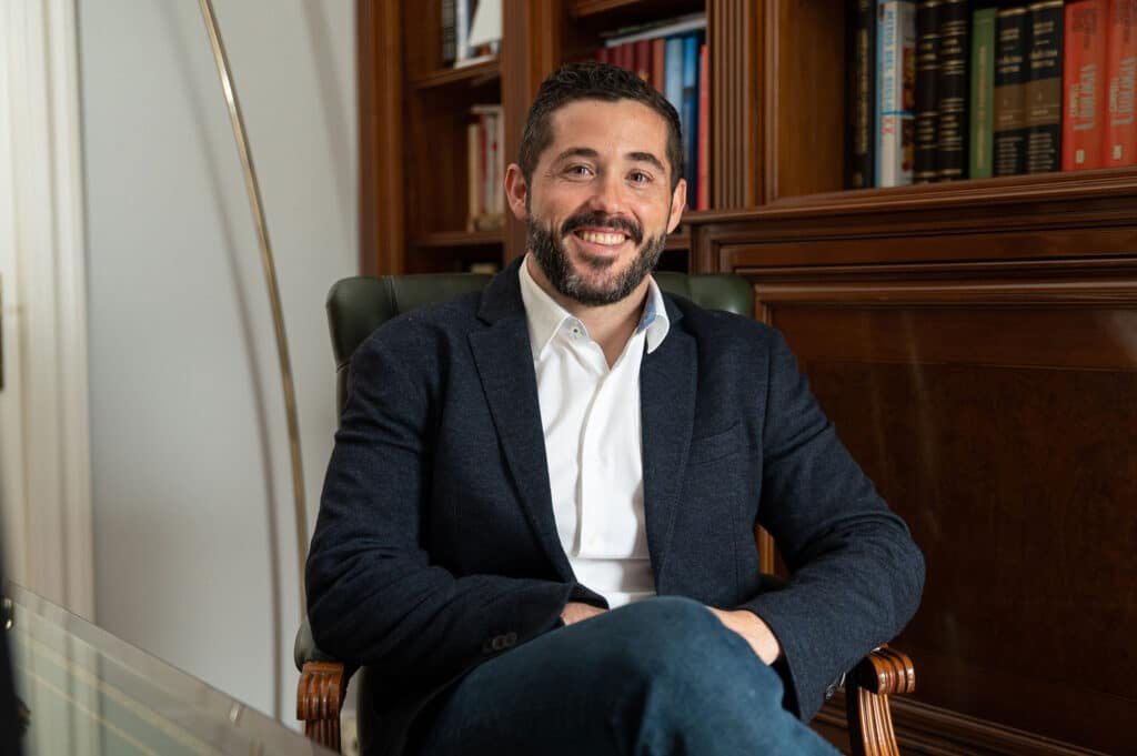 Víctor Navalón, psiquiatra, sentado en su consulta profesional