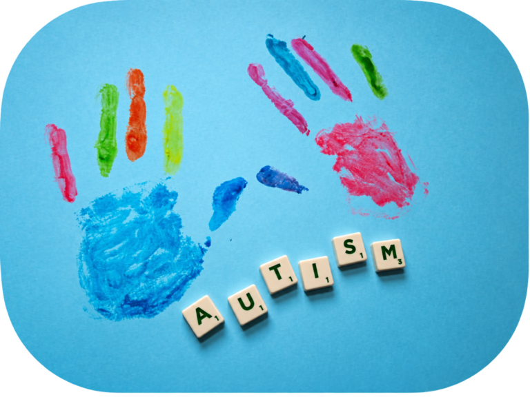 Huellas de manos de colores junto a la palabra “AUTISM”, representando la diversidad y el acompañamiento en el autismo (TEA) – Clínica Víctor Navalón.