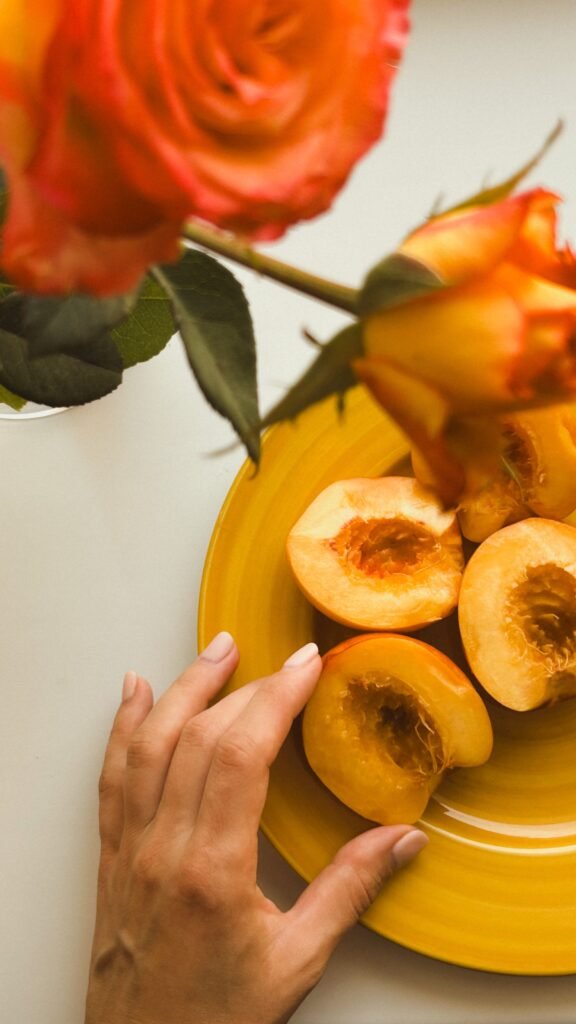 Mano junto a alimentos representando problemas de alimentación. | Clinica Victor Navalon