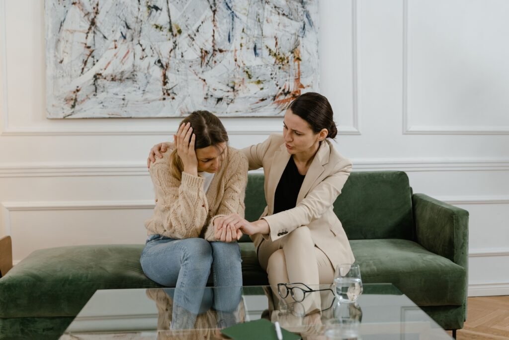 Persona recibiendo apoyo emocional durante una sesión