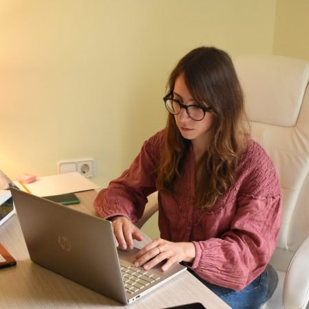Tratamiento del estrés y agotamiento emocional – Clínica Víctor Navalón Psicóloga trabajando en consulta para el tratamiento del estrés y el agotamiento emocional en Valencia.