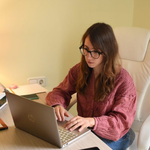 Tratamiento del estrés y agotamiento emocional – Clínica Víctor Navalón Psicóloga trabajando en consulta para el tratamiento del estrés y el agotamiento emocional en Valencia.